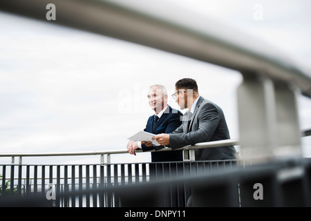 Les hommes d'âge mûr sur le pont permanent talking, Mannheim, Allemagne Banque D'Images