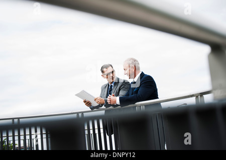 Les hommes d'âge mûr sur le pont permanent talking, Mannheim, Allemagne Banque D'Images