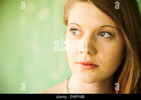 Close-up portrait of young woman outdoors Banque D'Images