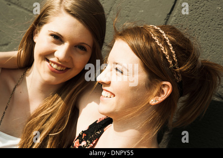 Close-up portrait of young women outdoors Banque D'Images