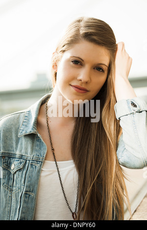 Portrait of young woman outdoors, looking at camera Banque D'Images