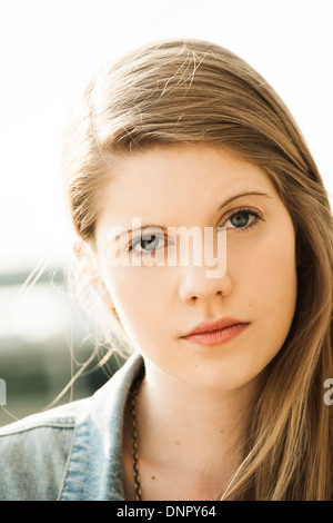 Close-up portrait of young woman outdoors, looking at camera Banque D'Images