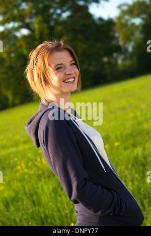 Teenage Girl standing in field, Allemagne Banque D'Images