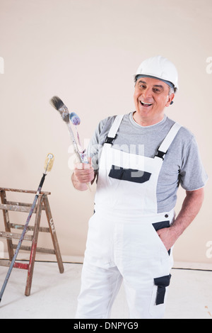 Portrait du peintre avec le pinceau et Rouleau, Studio Shot Banque D'Images