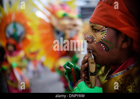 Pasto, Colombie. 3 janvier, 2014. Un artiste exécute pendant la Parade chorégraphique de collectifs, dans la ville de Pasto, Colombie, le 3 janvier 2014. Le défilé des sociétés Chorégraphique est l'une des principales fêtes de la Colombie et a été inscrit comme patrimoine culturel immatériel de l'humanité par le comité de l'Organisation des Nations Unies pour l'éducation, la science et la culture (UNESCO) en 2009. Credit : Jhon Paz/Xinhua/Alamy Live News Banque D'Images