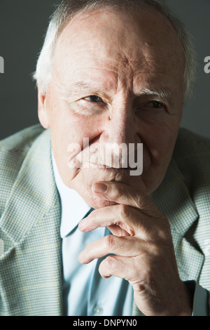 Close-up Portrait d'un homme âgé dans Studio Banque D'Images