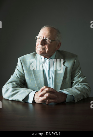 Portrait d'un homme âgé dans Studio Banque D'Images