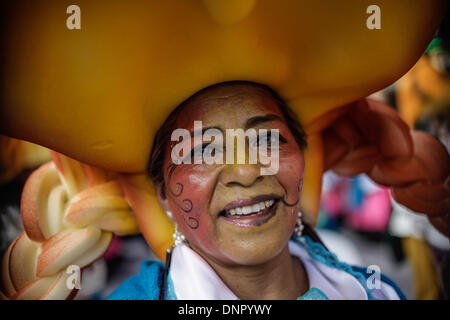 Pasto, Colombie. 3 janvier, 2014. Un artiste exécute pendant la Parade chorégraphique de collectifs, dans la ville de Pasto, Colombie, le 3 janvier 2014. Le défilé des sociétés Chorégraphique est l'une des principales fêtes de la Colombie et a été inscrit comme patrimoine culturel immatériel de l'humanité par le comité de l'Organisation des Nations Unies pour l'éducation, la science et la culture (UNESCO) en 2009. Credit : Jhon Paz/Xinhua/Alamy Live News Banque D'Images