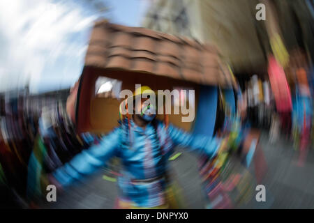 Pasto, Colombie. 3 janvier, 2014. Un artiste exécute pendant la Parade chorégraphique de collectifs, dans la ville de Pasto, Colombie, le 3 janvier 2014. Le défilé des sociétés Chorégraphique est l'une des principales fêtes de la Colombie et a été inscrit comme patrimoine culturel immatériel de l'humanité par le comité de l'Organisation des Nations Unies pour l'éducation, la science et la culture (UNESCO) en 2009. Credit : Jhon Paz/Xinhua/Alamy Live News Banque D'Images