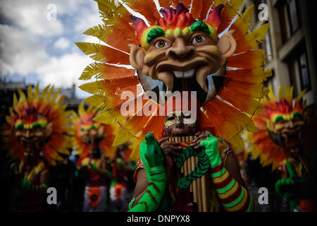 Pasto, Colombie. 3 janvier, 2014. Un artiste exécute pendant la Parade chorégraphique de collectifs, dans la ville de Pasto, Colombie, le 3 janvier 2014. Le défilé des sociétés Chorégraphique est l'une des principales fêtes de la Colombie et a été inscrit comme patrimoine culturel immatériel de l'humanité par le comité de l'Organisation des Nations Unies pour l'éducation, la science et la culture (UNESCO) en 2009. Credit : Jhon Paz/Xinhua/Alamy Live News Banque D'Images