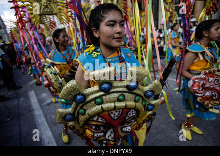 Pasto, Colombie. 3 janvier, 2014. Artistes jouent pendant le défilé des collectifs chorégraphiques, dans la ville de Pasto, Colombie, le 3 janvier 2014. Le défilé des sociétés Chorégraphique est l'une des principales fêtes de la Colombie et a été inscrit comme patrimoine culturel immatériel de l'humanité par le comité de l'Organisation des Nations Unies pour l'éducation, la science et la culture (UNESCO) en 2009. Credit : Jhon Paz/Xinhua/Alamy Live News Banque D'Images