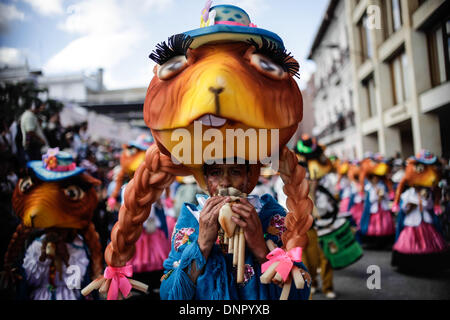 Pasto, Colombie. 3 janvier, 2014. Un artiste exécute pendant la Parade chorégraphique de collectifs, dans la ville de Pasto, Colombie, le 3 janvier 2014. Le défilé des sociétés Chorégraphique est l'une des principales fêtes de la Colombie et a été inscrit comme patrimoine culturel immatériel de l'humanité par le comité de l'Organisation des Nations Unies pour l'éducation, la science et la culture (UNESCO) en 2009. Credit : Jhon Paz/Xinhua/Alamy Live News Banque D'Images