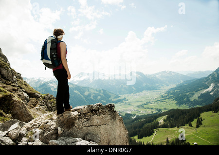 Mature Woman standing on cliff, randonnées en montagne, vallée de Tannheim, Autriche Banque D'Images