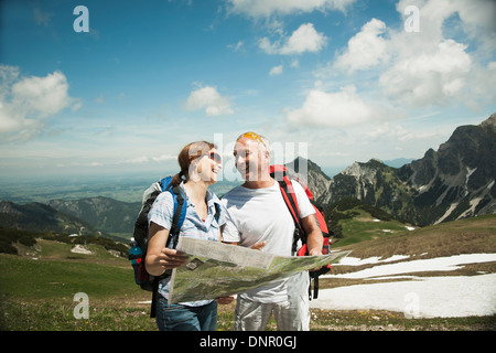 Mature couple looking at map, randonnées en montagne, vallée de Tannheim, Autriche Banque D'Images