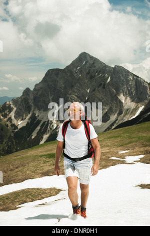 Homme mûr de la randonnée dans les montagnes, vallée de Tannheim, Autriche Banque D'Images