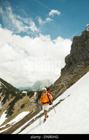 Homme mûr de la randonnée dans les montagnes, vallée de Tannheim, Autriche Banque D'Images