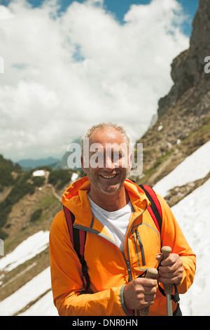 Close-up Portrait of mature man randonnées en montagne, vallée de Tannheim, Autriche Banque D'Images