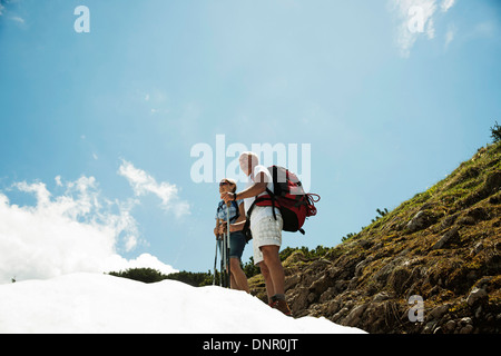 D'âge mûr de la randonnée dans les montagnes, vallée de Tannheim, Autriche Banque D'Images