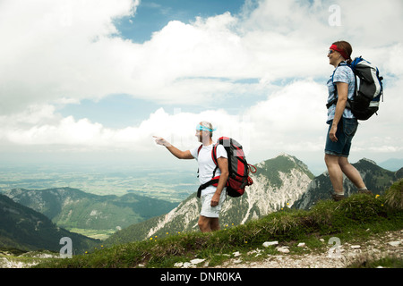 D'âge mûr de la randonnée dans les montagnes, vallée de Tannheim, Autriche Banque D'Images