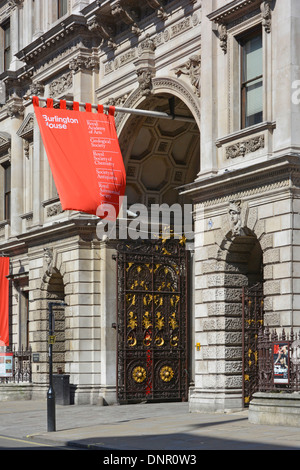 Entrée de la scène de Piccadilly Street et portes de Burlington House, qui abrite la Royal Academy of Arts et cinq sociétés savantes de Mayfair, Londres, Angleterre, Royaume-Uni Banque D'Images