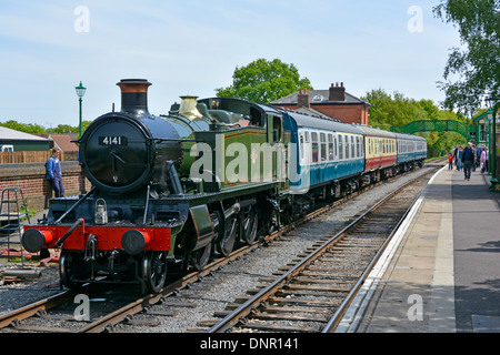 Locomotive à moteur à bain de vapeur 4141 et train de passagers à plate-forme sur le chemin de fer patrimonial conservé Epping et Ongar à la gare de North Weald Essex, Angleterre, Royaume-Uni Banque D'Images