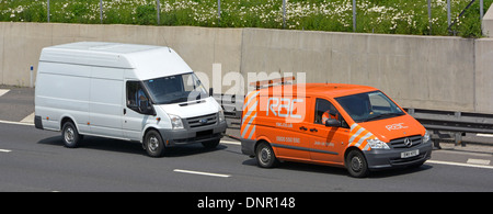 RAC Remorquage Mercedes Benz van Ford van sur l'autoroute Blanche Banque D'Images