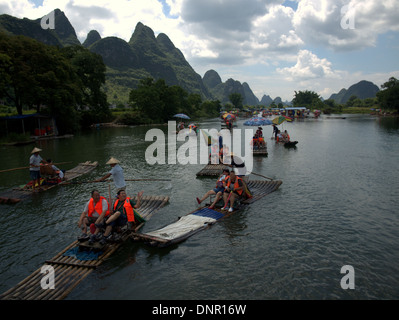 Yangshuo, rivière Yulong, li, bambou, radeau Banque D'Images