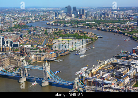 Vue aérienne du paysage urbain londonien depuis Shard à marée haute, la Tamise commence depuis l'emblématique Tower Bridge vers les gratte-ciel de Canary Wharf, Angleterre, Royaume-Uni Banque D'Images