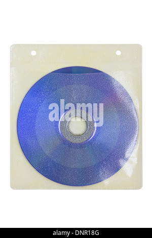 Disque compact dans l'enveloppe en plastique isolé sur blanc. Banque D'Images