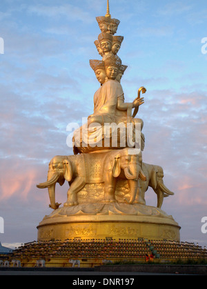 Statue de Samantabhadra massive au sommet du mont Emei, Emei Shan, près de Leshan, province du Sichuan, Chine. Banque D'Images