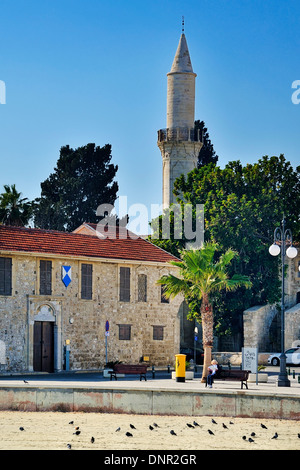 Buyuk Mosquée (Mosquée ou Kebir) derrière le Fort de Larnaca à la fin d'Athènes Avenue, Larnaca, Chypre. Banque D'Images