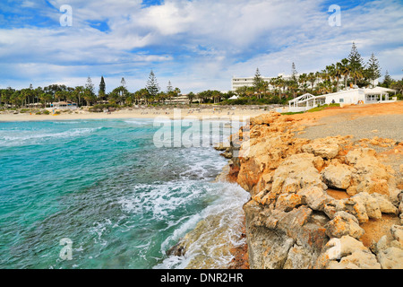 Côte rugueuse à côté de la plage de Nissi, à Ayia Napa, Chypre. Banque D'Images