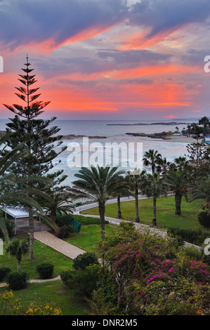 Coucher du soleil à la plage de Nissi, à Ayia Napa, Chypre. Banque D'Images