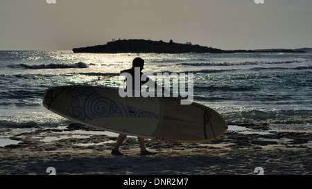 Surfer à la plage de Nissi, à Ayia Napa, Chypre. Banque D'Images