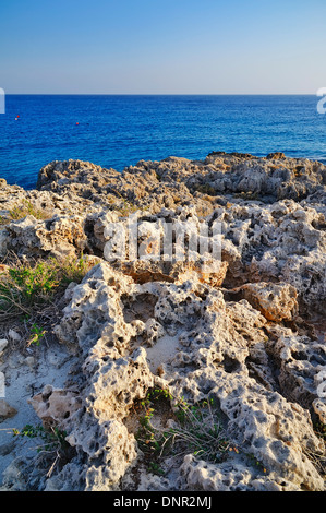 Le soleil qui brille sur une formation rocheuse à la plage de Nissi, à Ayia Napa, Chypre. Banque D'Images