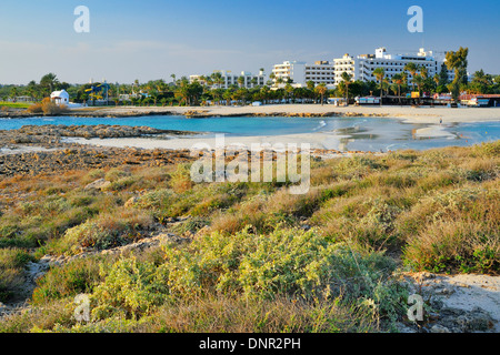 La plage de Nissi, à Ayia Napa, Chypre. Banque D'Images