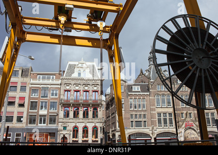 L'équipement de la machinerie lourde sur le Rokin rue d Amsterdam, travaux de construction de la nouvelle ligne de métro, en Hollande, aux Pays-Bas. Banque D'Images