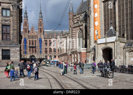 Nouvelle église (néerlandais : Nieuwe Kerk) et Magna Plaza Shopping Center à Amsterdam, Hollande du Nord, aux Pays-Bas. Banque D'Images