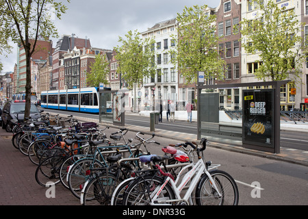 L'arrêt de tramway et vélos sur Nieuwezijds Voorburgwal rue d Amsterdam, Hollande, Pays-Bas. Banque D'Images