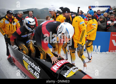 Winterberg, Allemagne. 08Th Jan, 2014. L'équipe de quatre personnes Maximilian Arndt, Marko Huebenbecker, Alexander Roediger et Martin Putze arrive dans la zone de but pendant la Coupe du monde de bobsleigh à Winterberg, Allemagne, 04 janvier 2014. Ils sont venus en premier lieu. Photo : JAN-PHILIPP STROBEL/dpa/Alamy Live News Banque D'Images