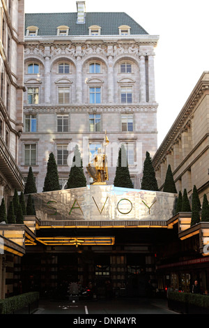 Entrée de l'Hôtel Savoy sur le Strand, à Londres, en Angleterre. Banque D'Images