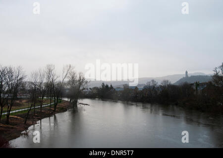 Le SEPA a émis des avertissements d'inondation pour le Firth of Forth en raison de récentes tempêtes. Les grandes marées sont prévus pour être autour de 16h. Vue de la rivière Forth de Stirling Bridge à Stirling, Ecosse UK. 4e janvier 2014. Crédit : Andrew Steven Graham/Alamy Live News Banque D'Images