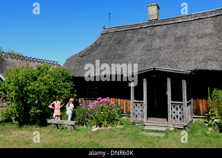 Ancienne maison de pêcheur de chaume à Latvian Ethnographic musée en plein air, près de Riga, Lettonie Banque D'Images