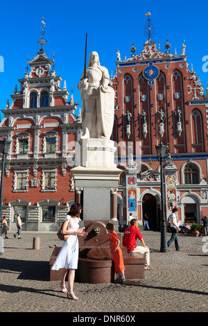 Monument de Roland en face de Maison des Têtes Noires à la place de l'hôtel de ville de Riga, Lettonie Banque D'Images