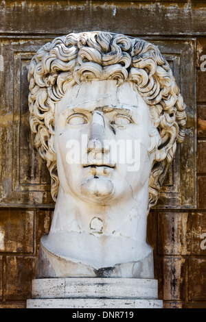 Sculpture sculpté dans la cour des Musées du Vatican, Vatican, Rome, Italie, Europe Banque D'Images