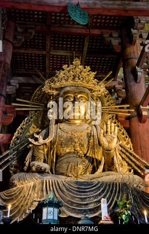 Statue de Bouddha dans le quartier historique de Temple Todai-ji, Nara, Japon Banque D'Images
