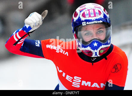 Winterberg, Allemagne. 08Th Jan, 2014. Noelle Pikus-Pace USA cheers durant la Coupe du monde de skeleton à Winterberg, Allemagne, 04 janvier 2014. Elle est arrivée en deuxième place. Photo : JAN-PHILIPP STROBEL/dpa/Alamy Live News Banque D'Images