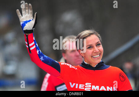 Winterberg, Allemagne. 08Th Jan, 2014. Noelle Pikus-Pace USA cheers durant la Coupe du monde de skeleton à Winterberg, Allemagne, 04 janvier 2014. Elle est arrivée en deuxième place. Photo : JAN-PHILIPP STROBEL/dpa/Alamy Live News Banque D'Images