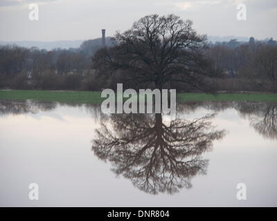 Worcester, Worcester, Royaume-Uni, le 4 janvier 2014. Rivière Severn après les inondations récentes tempêtes. La Berche éclate ses rives au sud du centre-ville de Worcester et l'eau coule sur les terres agricoles. Ciel dégagé peut être vu dans la distance sur Malvern. Crédit : Ian Thwaites/Alamy Live News Banque D'Images