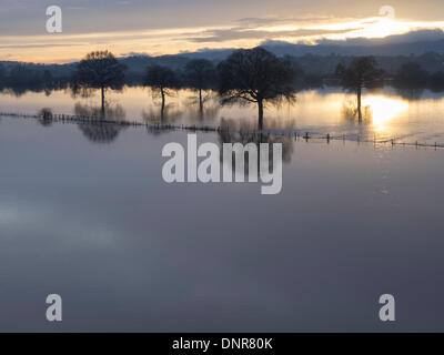 Worcester, Worcester, Royaume-Uni, le 4 janvier 2014. Rivière Severn après les inondations récentes tempêtes. La Berche éclate ses rives au sud du centre-ville de Worcester et l'eau coule sur les terres agricoles. Ciel dégagé peut être vu dans la distance sur Malvern. Crédit : Ian Thwaites/Alamy Live News Banque D'Images